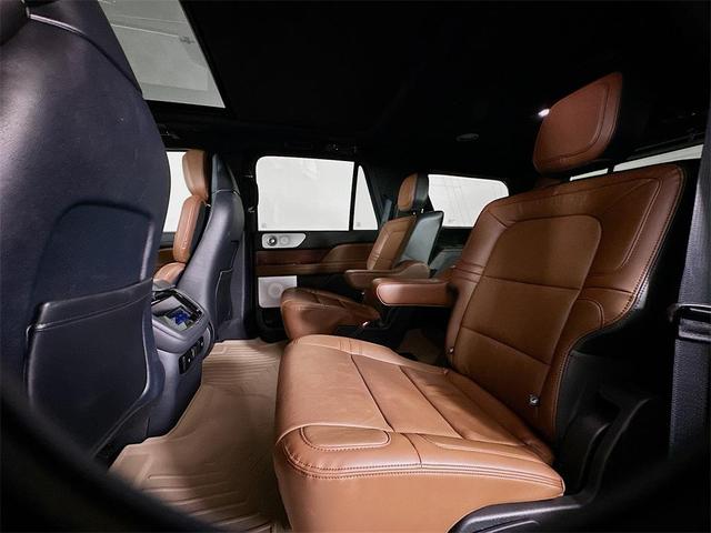 Photo of 2023 Pristine White Lincoln Navigator