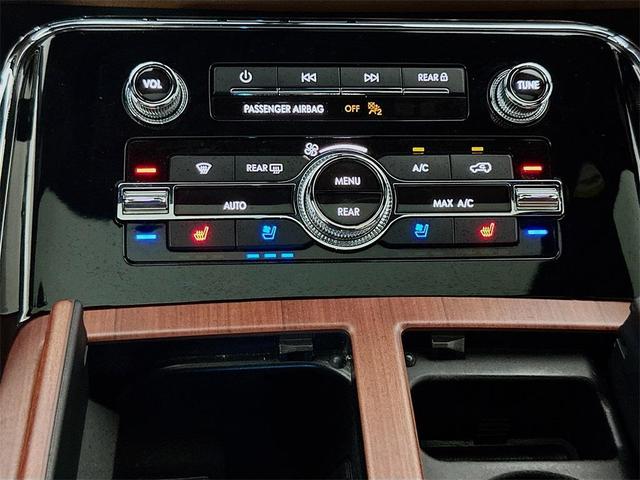 Photo of 2023 Pristine White Lincoln Navigator