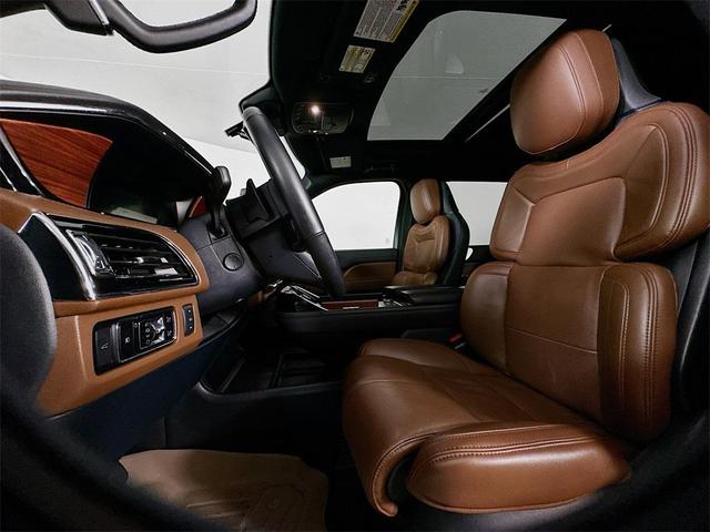 Photo of 2023 Pristine White Lincoln Navigator