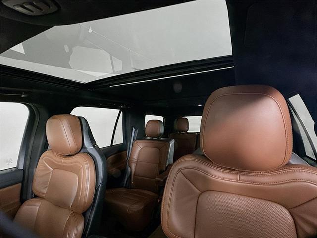 Photo of 2023 Pristine White Lincoln Navigator