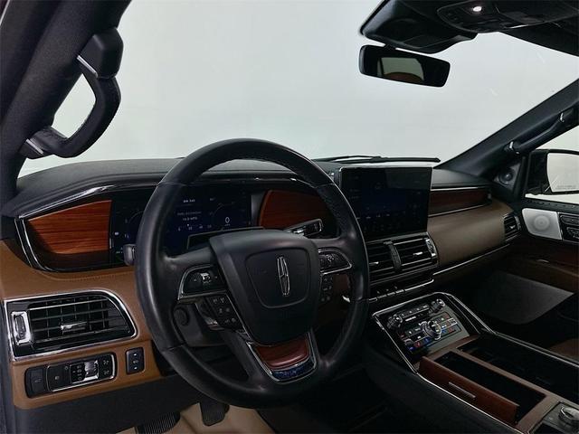 Photo of 2023 Pristine White Lincoln Navigator
