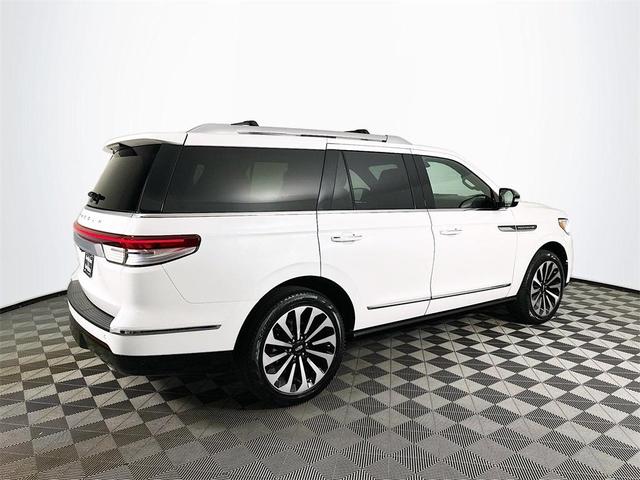 Photo of 2023 Pristine White Lincoln Navigator