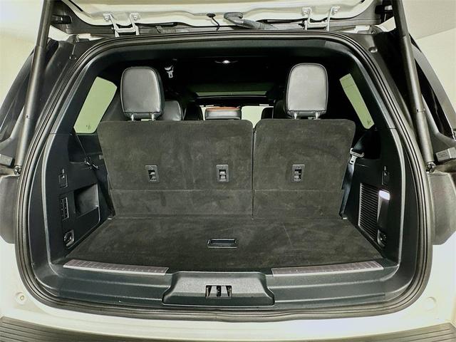 Photo of 2023 Pristine White Lincoln Navigator