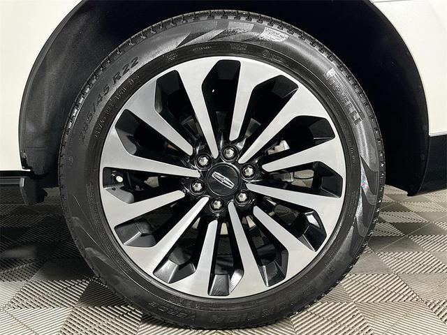 Photo of 2023 Pristine White Lincoln Navigator