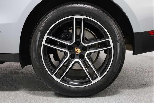 Photo of 2021 Dolomite Silver Metallic Porsche Macan