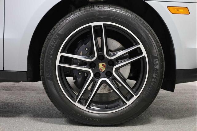 Photo of 2021 Dolomite Silver Metallic Porsche Macan