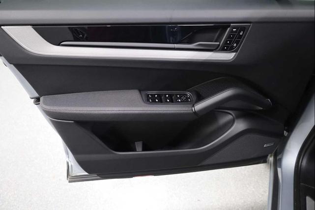 Photo of 2024 Dolomite Silver Metallic Porsche Cayenne