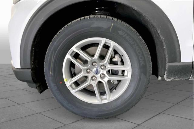 Photo of 2025 White Ford Explorer