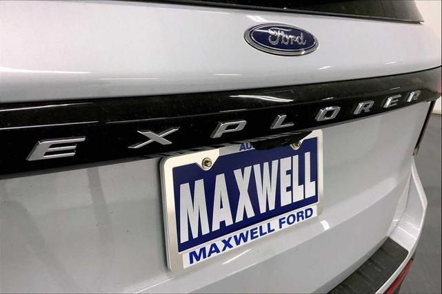 Photo of 2025 White Ford Explorer