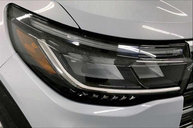 Photo of 2025 White Ford Explorer