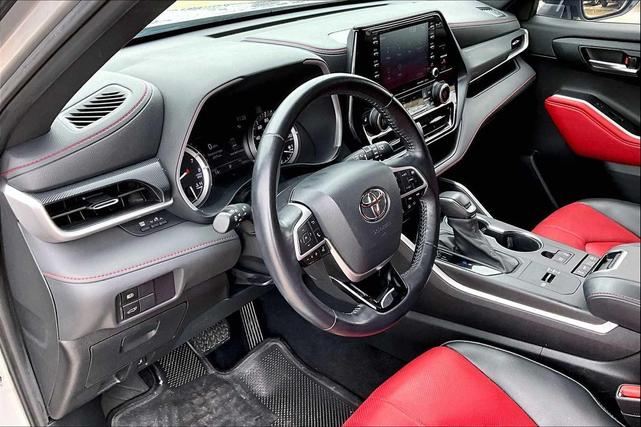 Photo of 2022 Celestial Silver Metallic Toyota Highlander