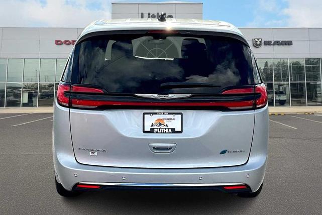Photo of 2024 Silver Mist Clearcoat Chrysler Pacifica Hybrid