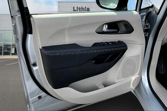 Photo of 2024 Silver Mist Clearcoat Chrysler Pacifica Hybrid