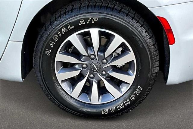 Photo of 2024 Silver Mist Clearcoat Chrysler Pacifica Hybrid