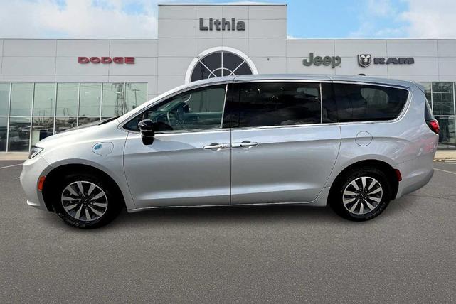 Photo of 2024 Silver Mist Clearcoat Chrysler Pacifica Hybrid