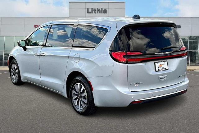 Photo of 2024 Silver Mist Clearcoat Chrysler Pacifica Hybrid