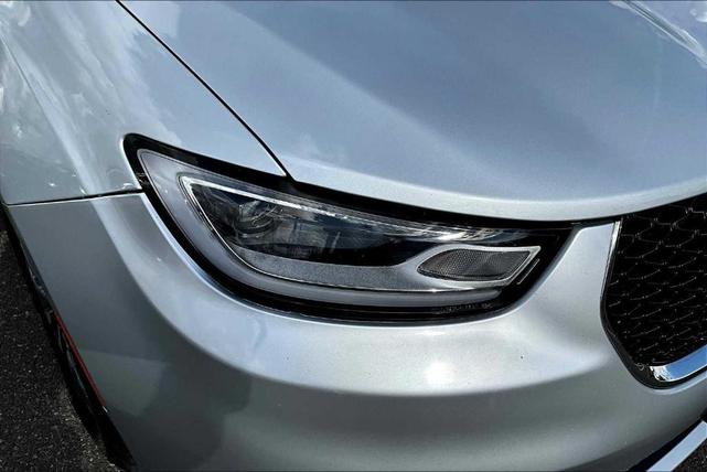 Photo of 2024 Silver Mist Clearcoat Chrysler Pacifica Hybrid