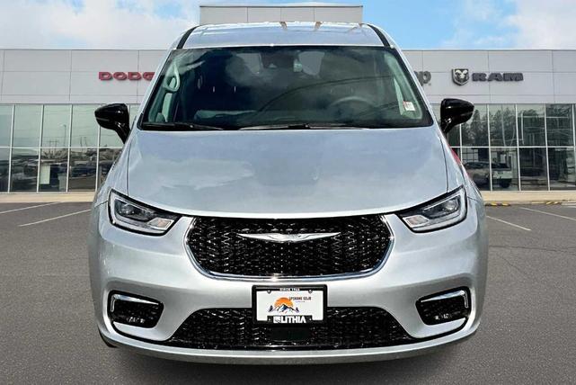Photo of 2024 Silver Mist Clearcoat Chrysler Pacifica Hybrid