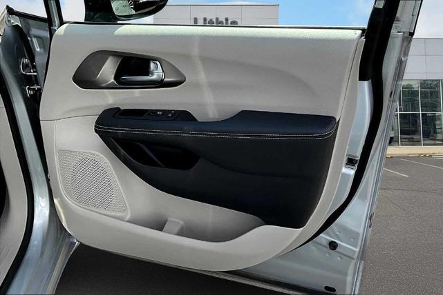 Photo of 2024 Silver Mist Clearcoat Chrysler Pacifica Hybrid