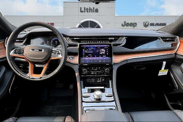 Photo of 2025 Bright White Clearcoat Jeep Grand Cherokee