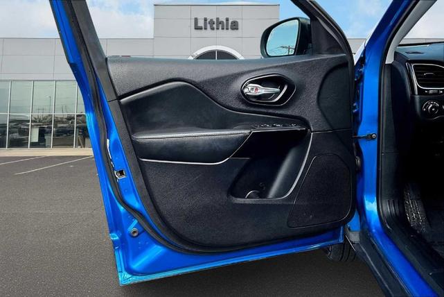 Photo of 2023 Hydro Blue Pearlcoat Jeep Cherokee