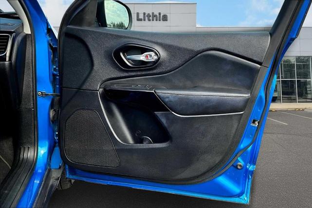 Photo of 2023 Hydro Blue Pearlcoat Jeep Cherokee