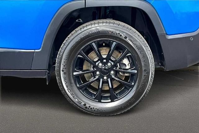 Photo of 2023 Hydro Blue Pearlcoat Jeep Cherokee