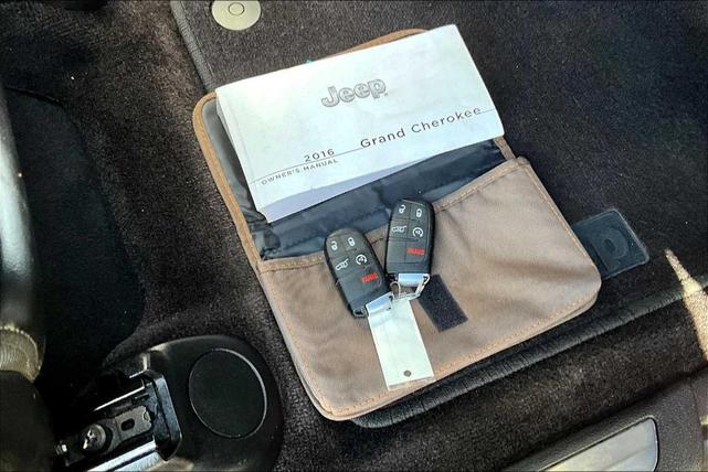 Photo of 2016 Granite Crystal Clearcoat Metallic Jeep Grand Cherokee