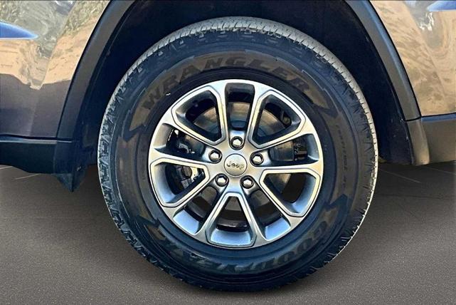 Photo of 2016 Granite Crystal Clearcoat Metallic Jeep Grand Cherokee