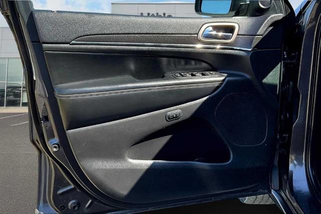 Photo of 2016 Granite Crystal Clearcoat Metallic Jeep Grand Cherokee