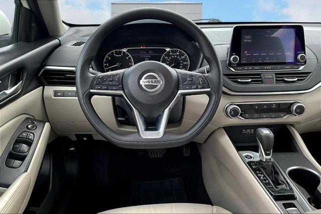 Photo of 2022 White Nissan Altima