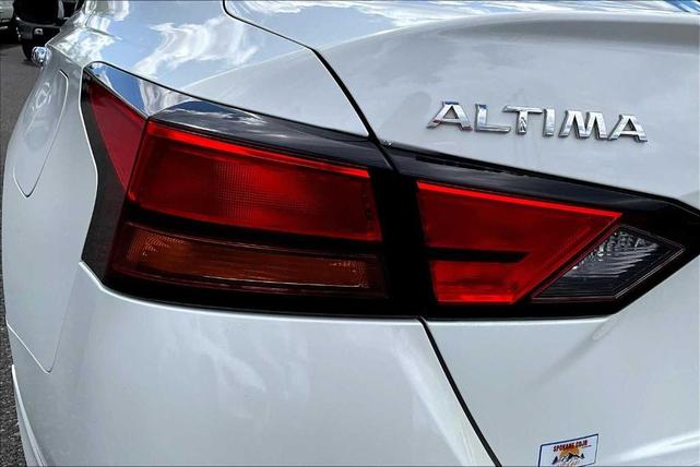Photo of 2022 White Nissan Altima