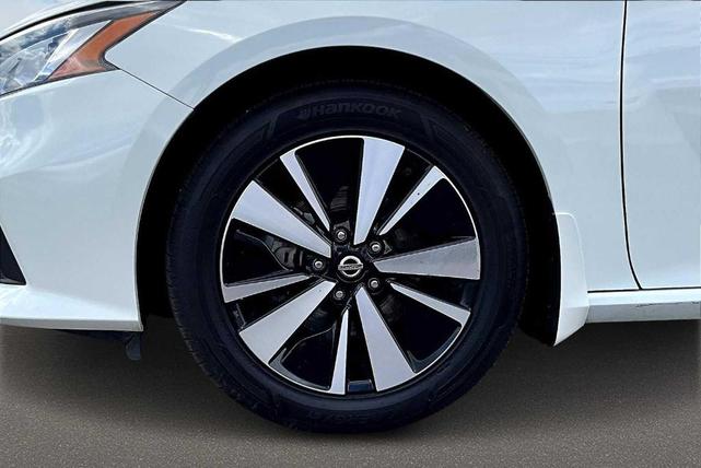 Photo of 2022 White Nissan Altima
