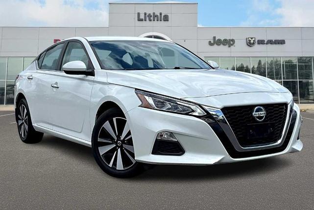 Photo of 2022 White Nissan Altima