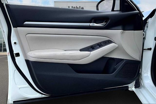 Photo of 2022 White Nissan Altima