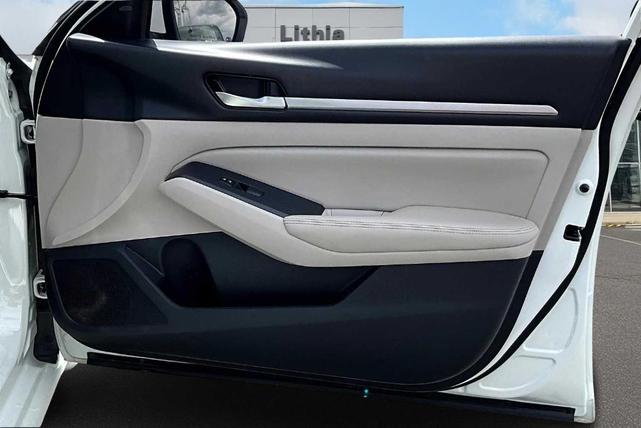 Photo of 2022 White Nissan Altima