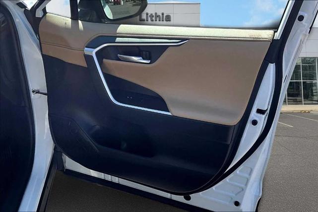 Photo of 2021 Blizzard Pearl Toyota RAV4