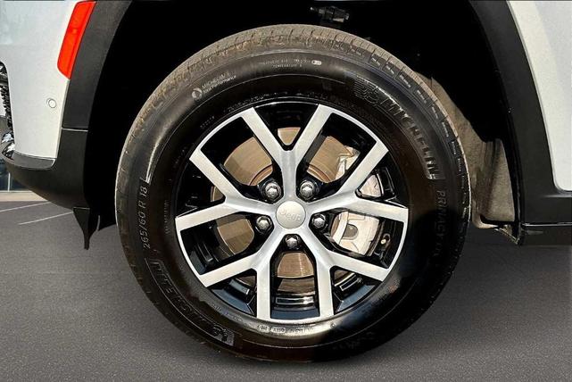 Photo of 2024 Silver Zynith Jeep Grand Cherokee L