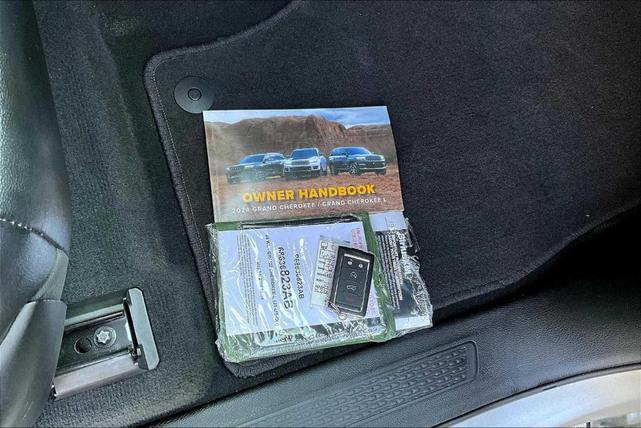 Photo of 2024 Silver Zynith Jeep Grand Cherokee L