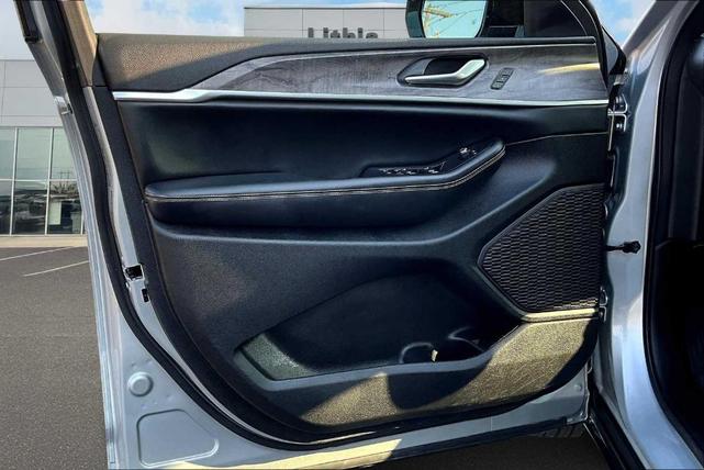 Photo of 2024 Silver Zynith Jeep Grand Cherokee L