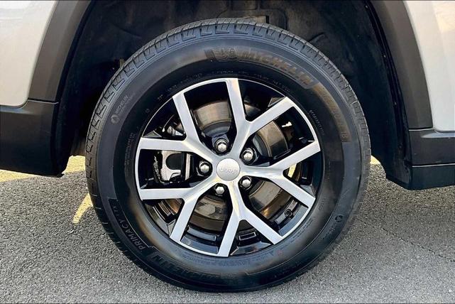 Photo of 2024 Silver Zynith Jeep Grand Cherokee L