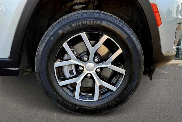 Photo of 2024 Silver Zynith Jeep Grand Cherokee L