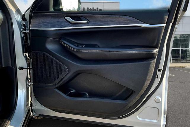 Photo of 2024 Silver Zynith Jeep Grand Cherokee L