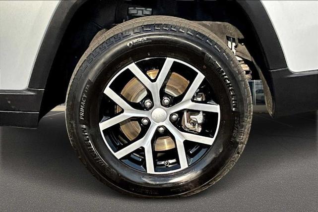 Photo of 2024 Silver Zynith Jeep Grand Cherokee L