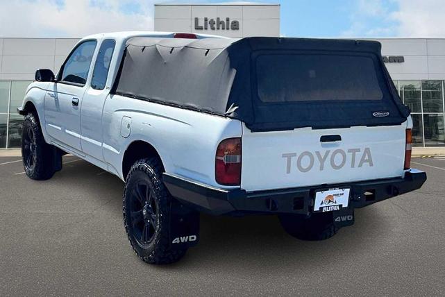 Photo of 1998 White Toyota Tacoma