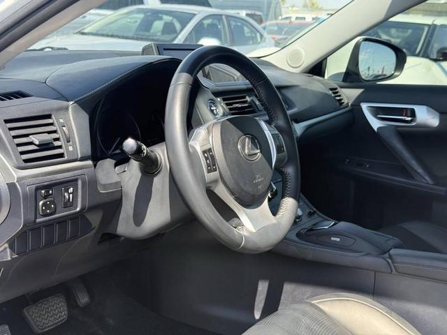 Photo of 2013 White Lexus CT 200h
