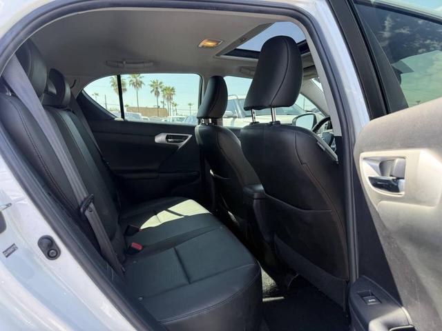 Photo of 2013 White Lexus CT 200h