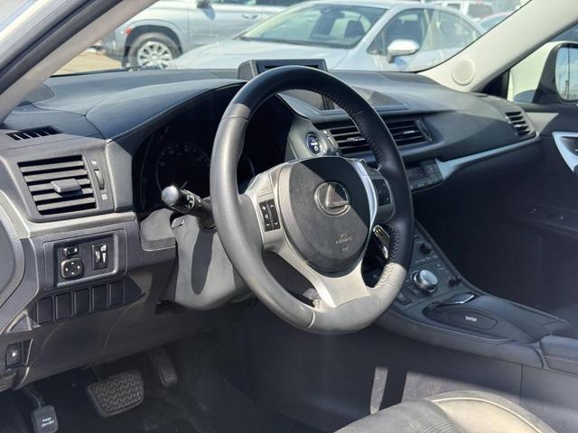 Photo of 2013 White Lexus CT 200h