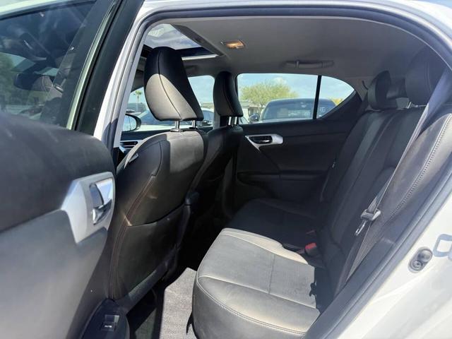 Photo of 2013 White Lexus CT 200h