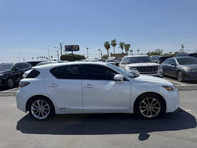 Photo of 2013 White Lexus CT 200h